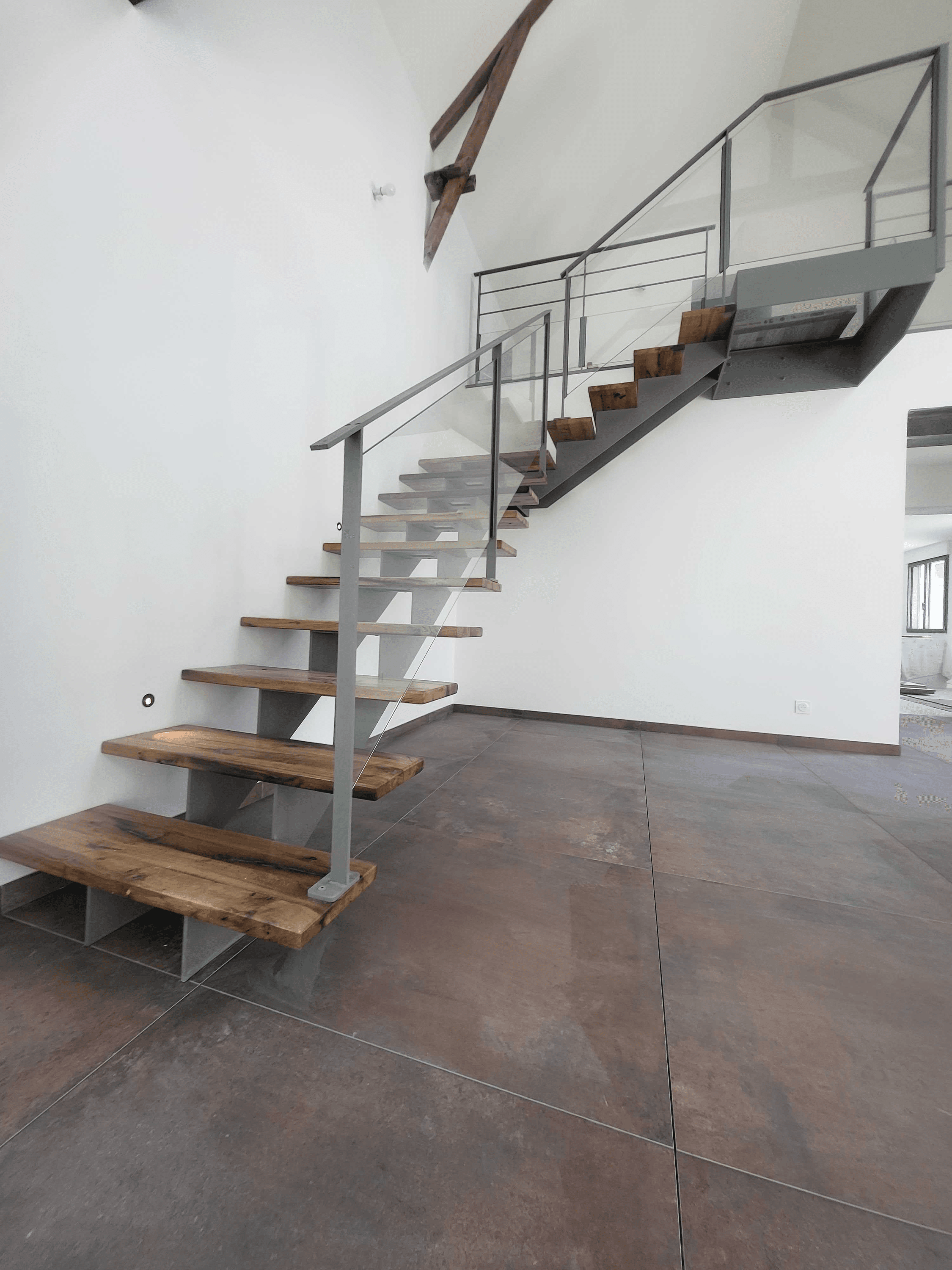 Escalier double limon central avec palier d arrivee en verre