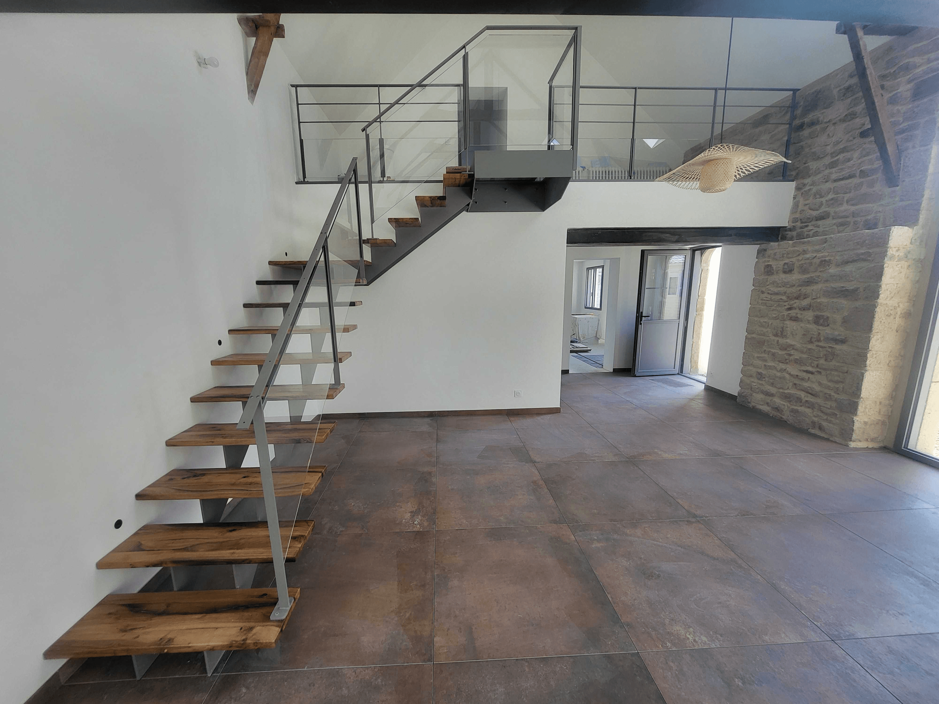 Escalier double limon central avec palier d arrivee en verre