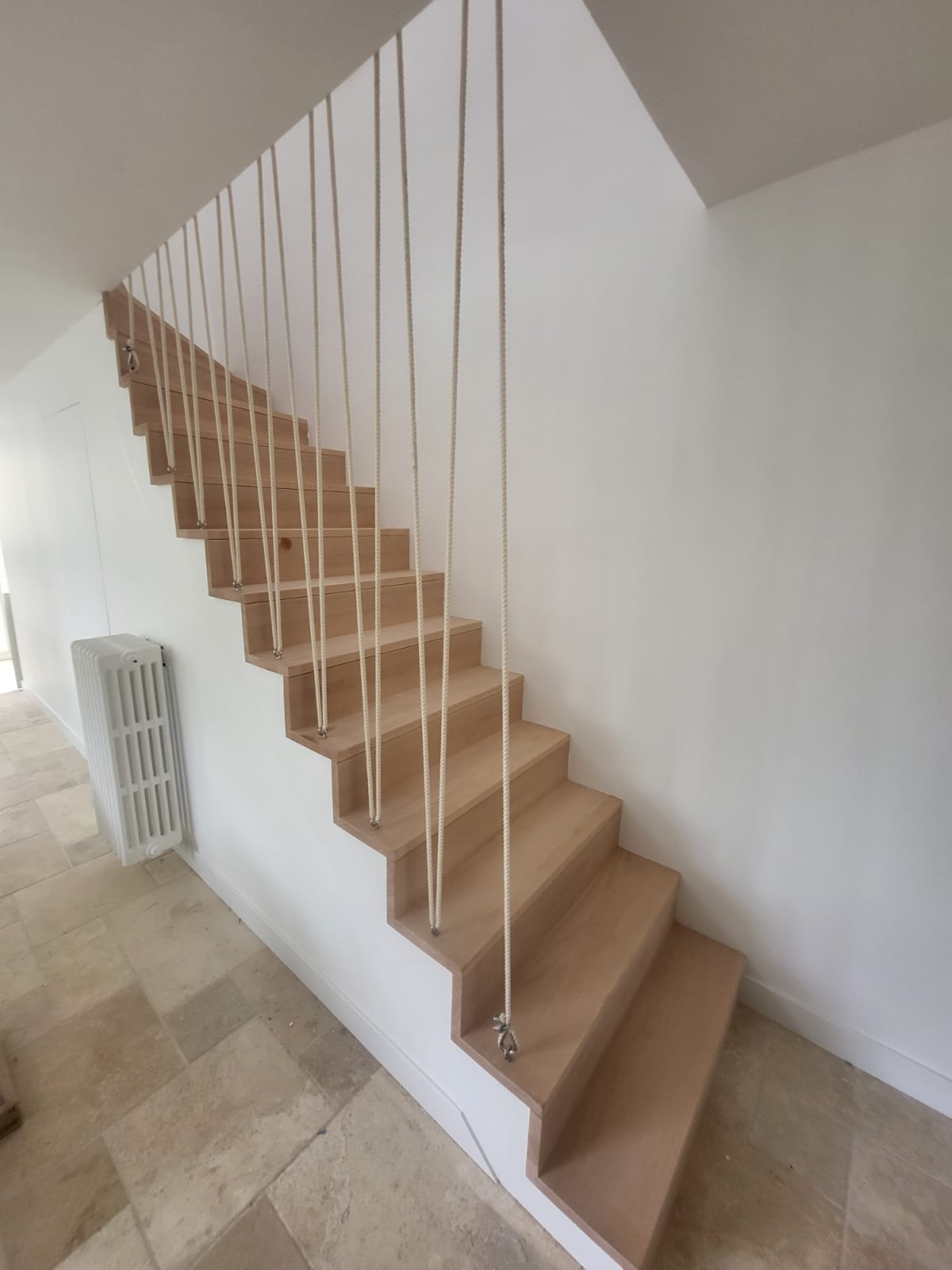 garde-corps en corde de l’escalier bois