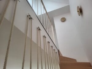garde-corps en corde de l’escalier bois