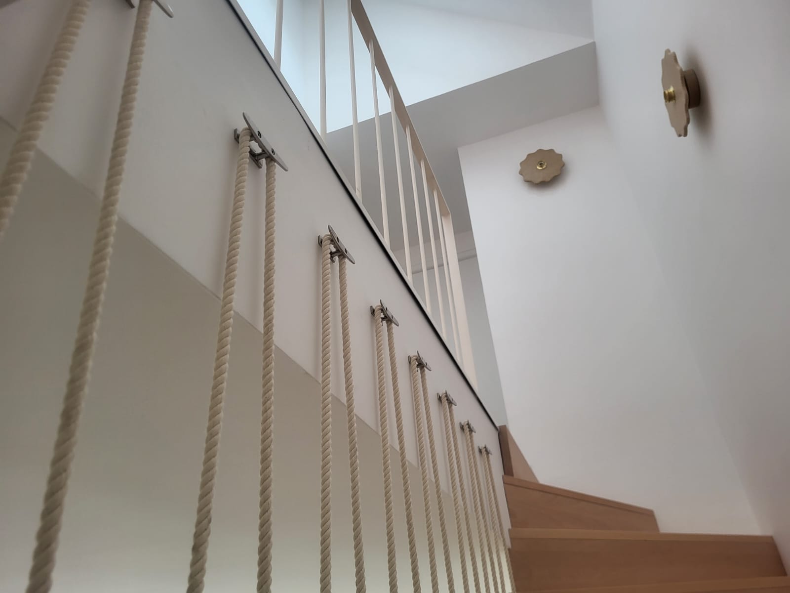 garde-corps en corde de l’escalier bois