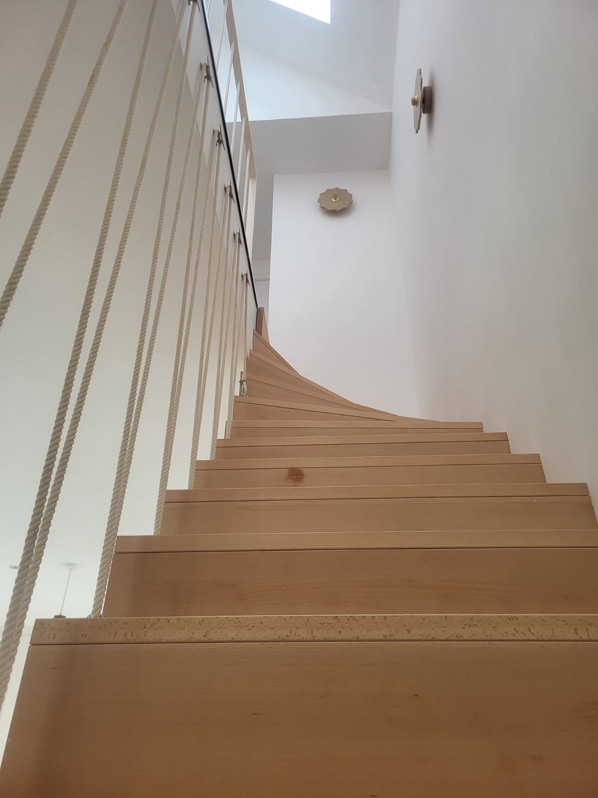 garde-corps en corde de l’escalier bois