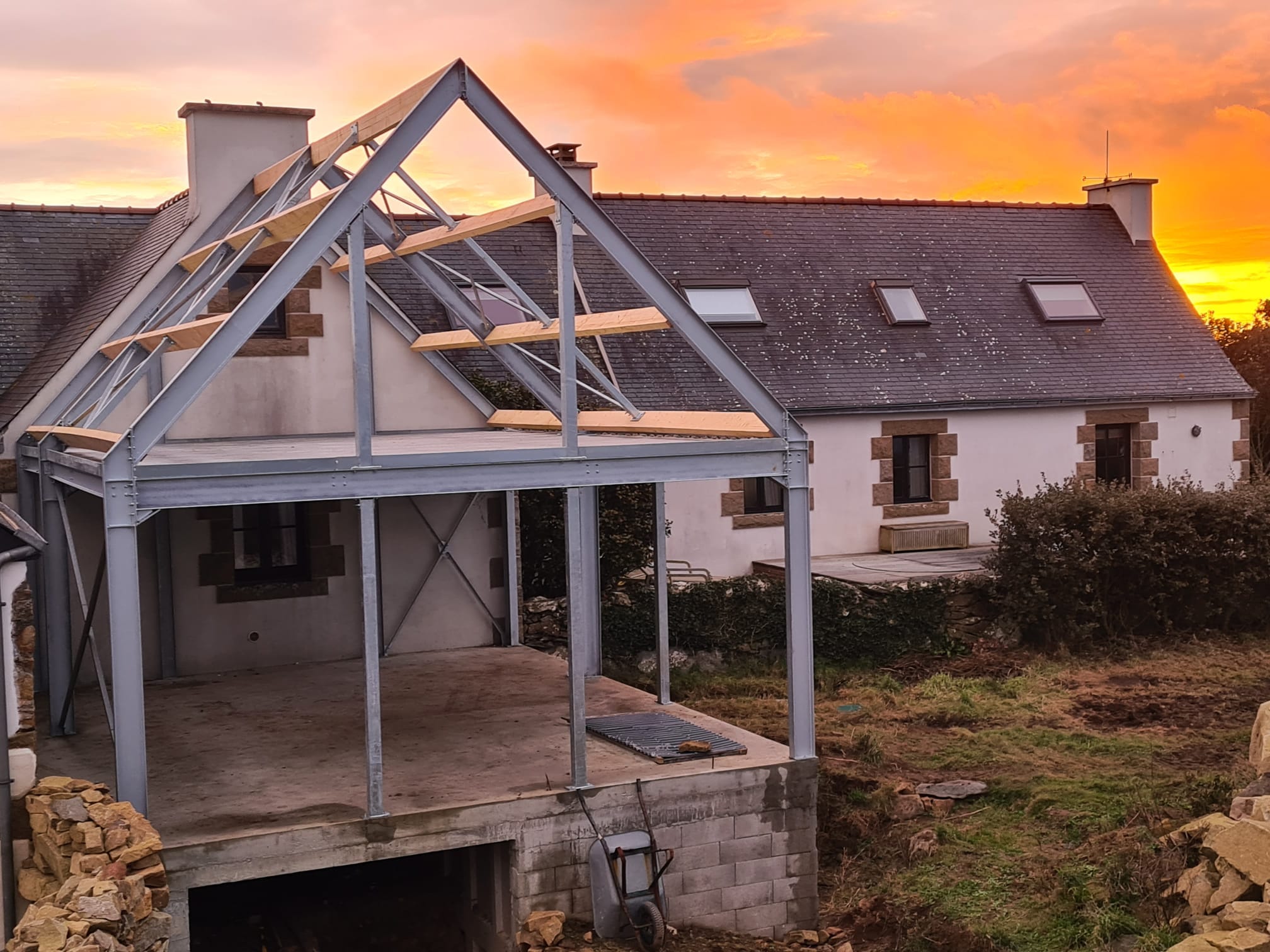 Extension d'une maison en charpente metallique