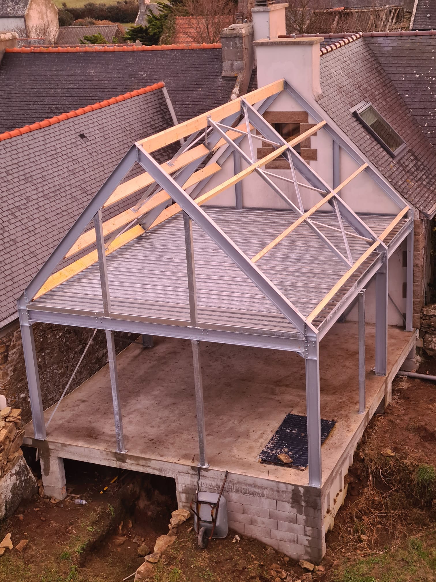 Extension d'une maison en charpente metallique