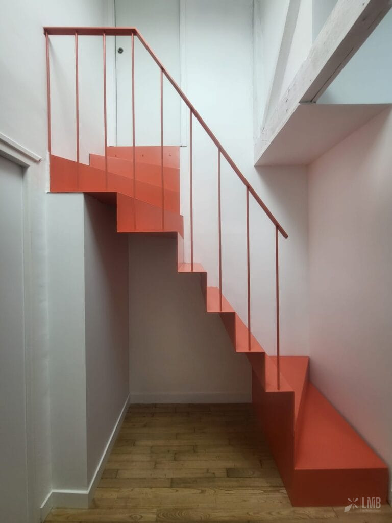escalier en tôle pliee