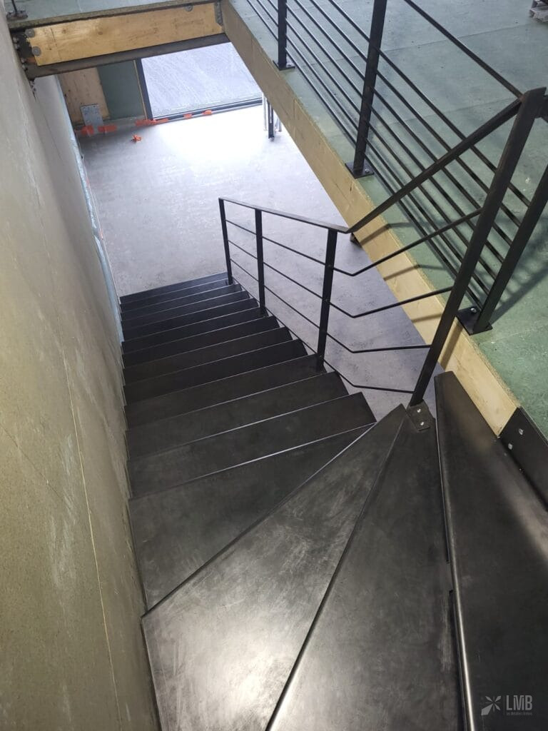 Escalier metal brut