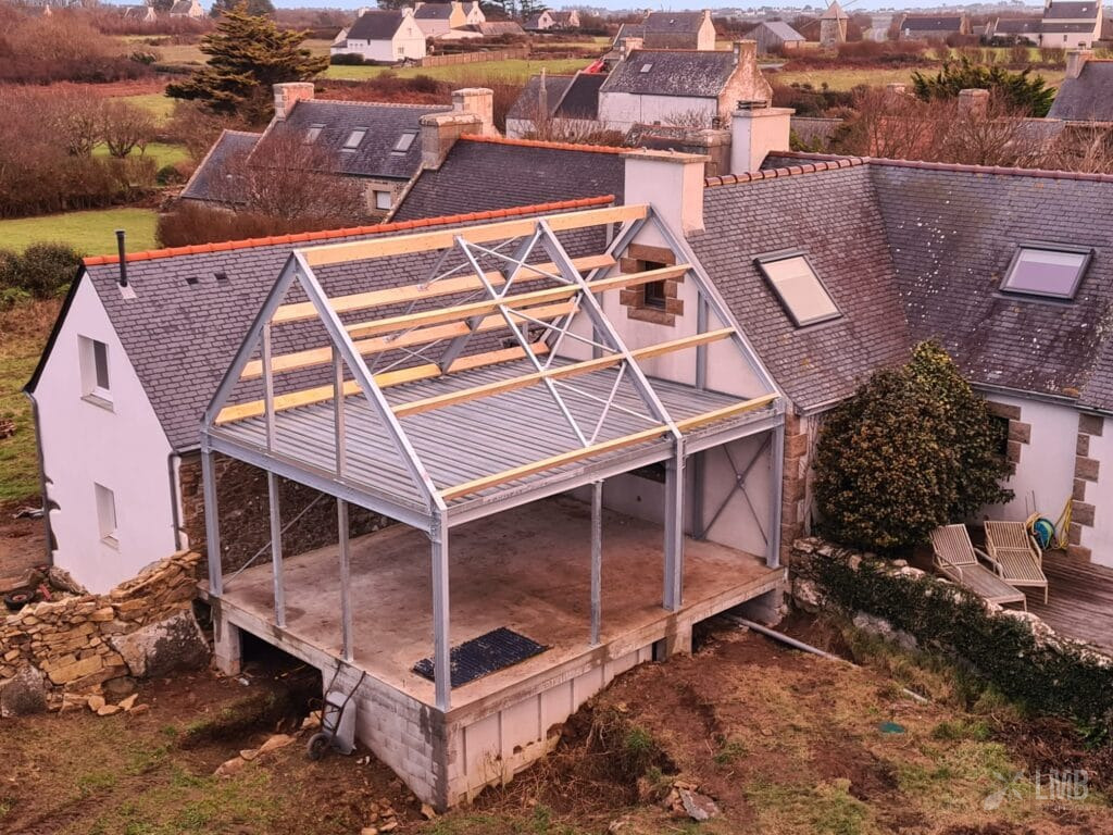 Extension d'une maison en charpente metallique